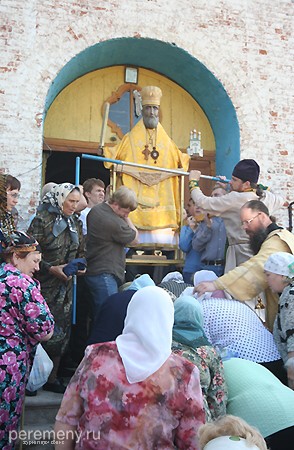 Николу выносят из церкви.